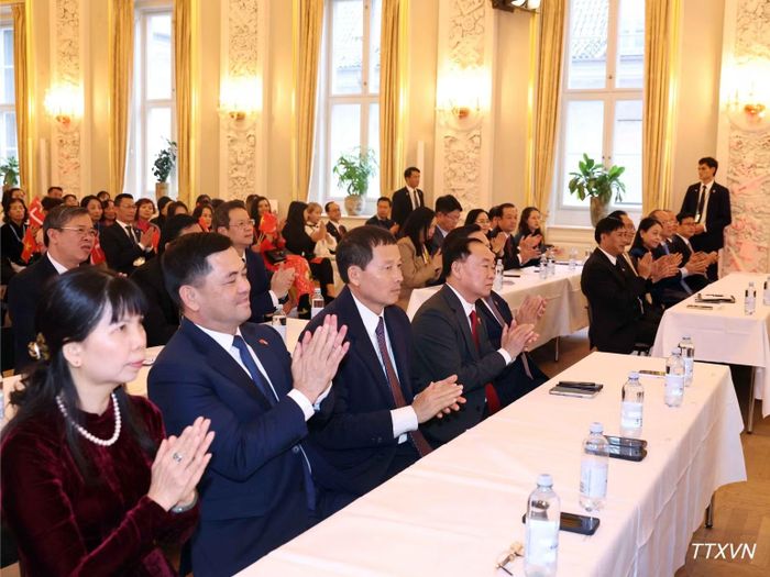 Các đại biểu tham dự cuộc gặp mặt của Tổng Bí thư, Chủ tịch nước Tô Lâm và Phu nhân với cán bộ, nhân viên Đại sứ quán Việt Nam tại Đan Mạch và cộng đồng người Việt Nam tại Đan Mạch, Iceland và Nam Thụy Điển. (Ảnh: Thống Nhất – TTXVN)
