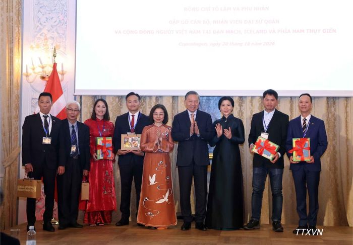 Tổng Bí thư, Chủ tịch nước Tô Lâm và Phu nhân Ngô Phương Ly tặng quà và sách tiếng Việt cho cộng đồng người Việt Nam. (Ảnh: Thống Nhất – TTXVN)