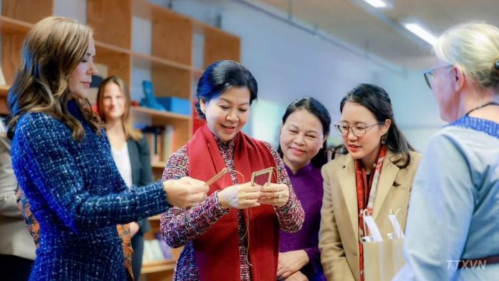 Bà Ngô Phương Ly, Phu nhân Tổng Bí thư, Chủ tịch nước và Hoàng hậu Mary tham quan BIBLIOTEKET Rentemestervej, một thư viện kiêm trung tâm văn hóa cộng đồng ở thủ đô Copenhagen. (Ảnh: TTXVN)