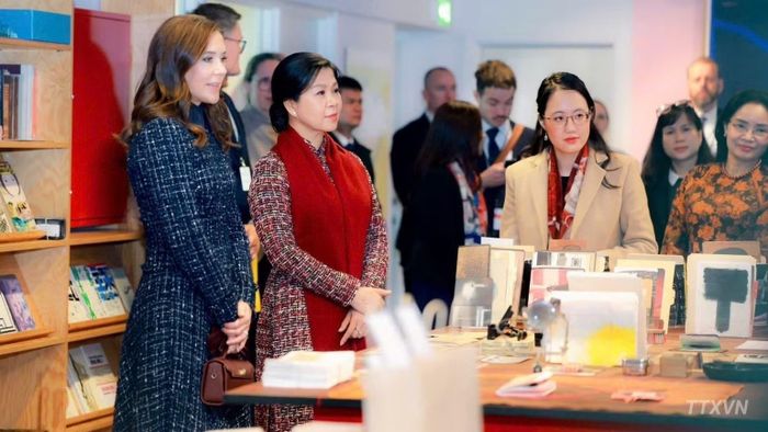 Bà Ngô Phương Ly, Phu nhân Tổng Bí thư, Chủ tịch nước và Hoàng hậu Mary tham quan phòng đọc sách tại BIBLIOTEKET Rentemestervej, một thư viện kiêm trung tâm văn hóa cộng đồng ở thủ đô Copenhagen. (Ảnh: TTXVN)