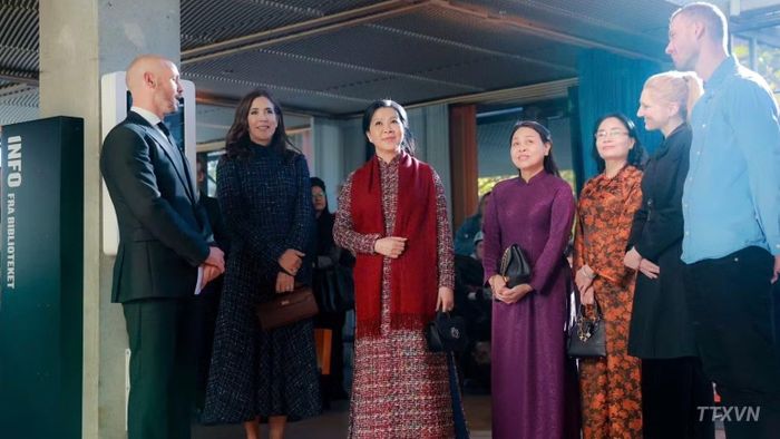 Bà Ngô Phương Ly, Phu nhân Tổng Bí thư, Chủ tịch nước và Hoàng hậu Mary nghe giới thiệu về thư viện BIBLIOTEKET Rentemestervej. (Ảnh: TTXVN)