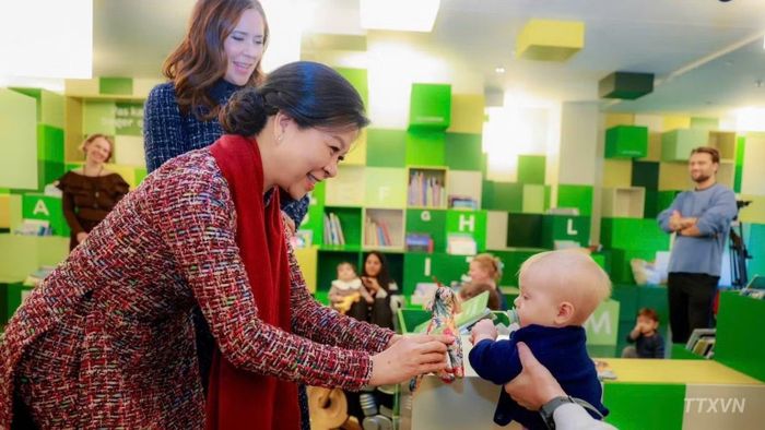 Bà Ngô Phương Ly, Phu nhân Tổng Bí thư, Chủ tịch nước và Hoàng hậu Mary thăm khu vui chơi dành cho trẻ em mầm non tại BIBLIOTEKET Rentemestervej, một thư viện kiêm trung tâm văn hóa cộng đồng ở thủ đô Copenhagen. (Ảnh: TTXVN)
