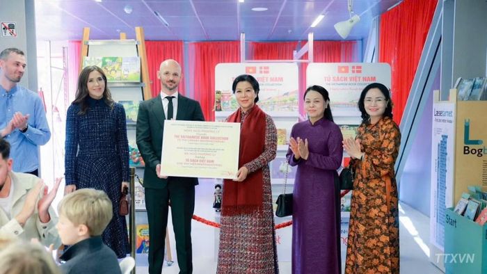 Bà Ngô Phương Ly, Phu nhân Tổng Bí thư, Chủ tịch nước trao tượng trưng “Tủ sách Việt Nam” tặng thư viện BIBLIOTEKET Rentemestervej. (Ảnh: TTXVN)