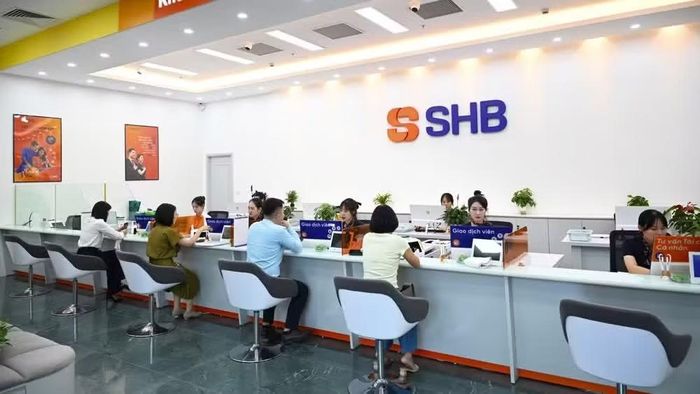 Giao dịch khách hàng tại chi nhánh ngân hàng SHB. (Ảnh: Hồng Nhung)