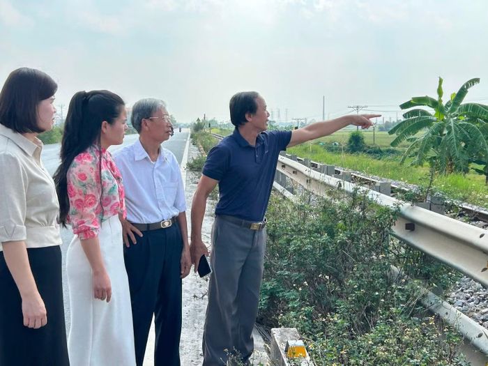 Đảng viên thôn Lương Tài, xã Đại Đồng, tỉnh Hưng Yên vận động Nhân dân nhận tiền bồi thường, hỗ trợ bàn giao đất nông nghiệp cho Dự án đường sắt Lào Cai-Hà Nội-Hải Phòng.