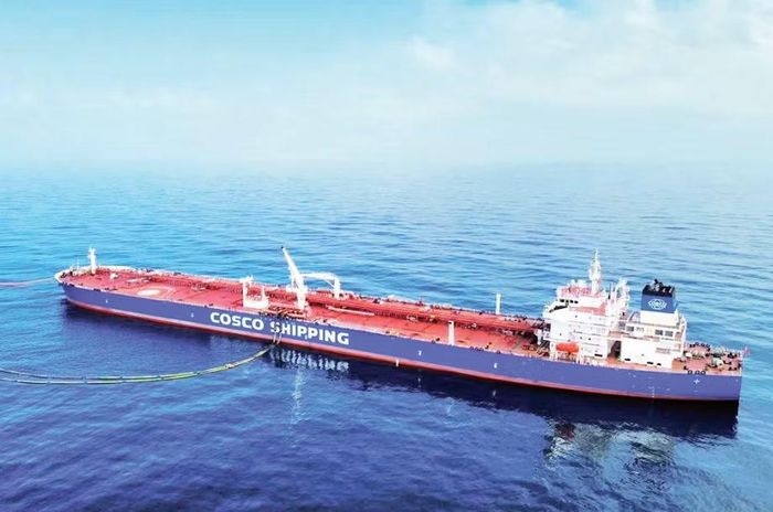 Tàu vận chuyển dầu thô neo đậu ở khu vực gần đảo Mê, tiếp dầu cho Nhà máy Lọc hóa dầu Nghi Sơn. (Ảnh: NGÔ TUẤN-MAI LUẬN-ĐÌNH PHƯỢNG)