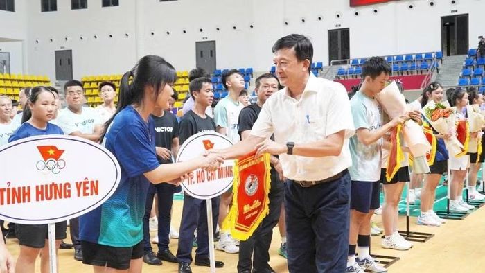 Đại diện Ban tổ chức tặng cờ cho các đoàn vận động viên. (Ảnh: HG)