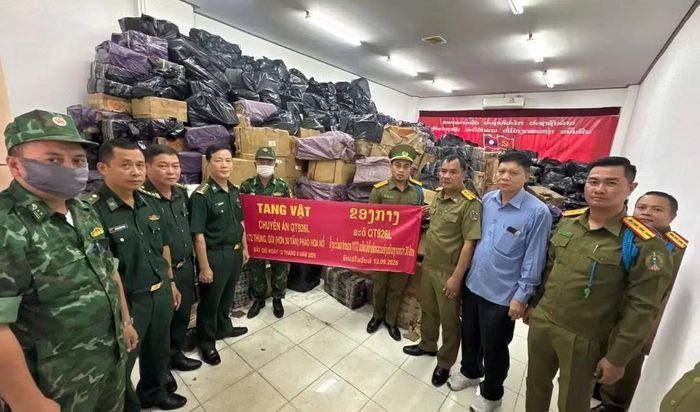 Lực lượng chức năng tiến hành phong tỏa, kiểm tra 7 kho hàng tại khu vực bản Mỹ Yên-Mã Hạt, huyện Sê Pôn, tỉnh Savannakhet, thu giữ hơn 30 tấn pháo hoa. (Ảnh: Ban Chỉ huy Bộ đội Biên phòng tỉnh Quảng Trị)
