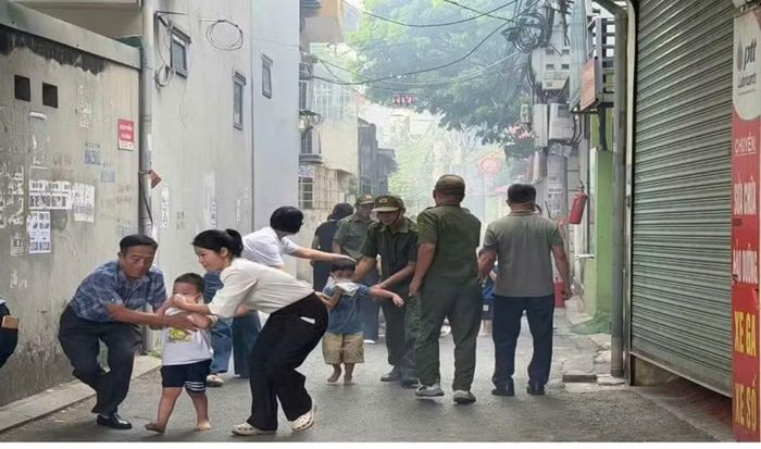 Các lực lượng cơ sở tham gia chữa cháy thực hành công tác diễn tập để đúc rút kinh nghiệm. (Ảnh: Công an Hà Nội)