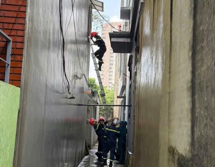 Lực lượng phòng cháy, chữa cháy thực hiện diễn tập chữa cháy và cứu nạn, cứu hộ tại nhà trong ngõ sâu. (Ảnh: Công an Hà Nội)
