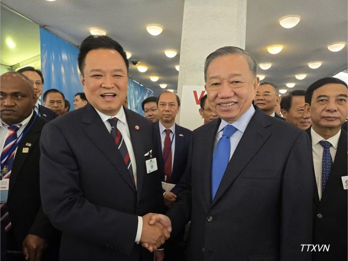 Tổng Bí thư, Chủ tịch nước Tô Lâm gặp Thủ tướng Thái Lan Anutin Charnvirakul. (Ảnh: TTXVN)