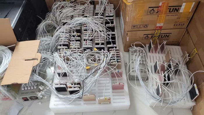 Hệ thống máy chủ, thiết bị tin học và SIM điện thoại không chính chủ các đối tượng sử dụng để thực hiện các hành vi vi phạm pháp luật trong đường dây vận hành cho thuê tài khoản mạng xã hội do Công an thành phố Đà Nẵng triệt xóa trong năm 2025. (Ảnh: Công an cung cấp)