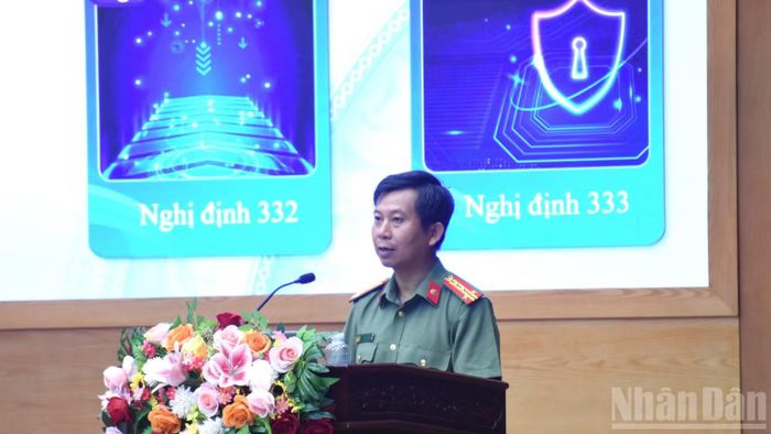Đại tá Lê Cao Tâm, Trưởng phòng An ninh mạng, Công an thành phố Đà Nẵng báo cáo chuyên đề tại hội nghị. (Ảnh: ANH ĐÀO)