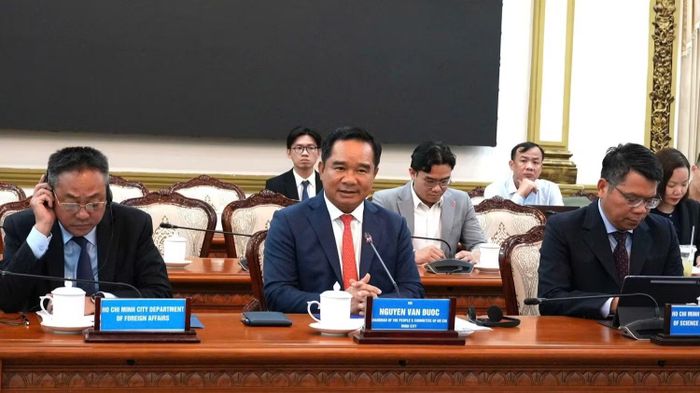 Chủ tịch Ủy ban nhân dân Thành phố Hồ Chí Minh Nguyễn Văn Được trao đổi với Đoàn công tác. (Ảnh: Ủy ban nhân dân Thành phố)