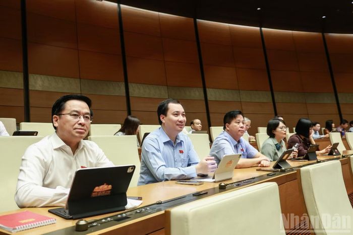 Các đại biểu Quốc hội dự phiên họp ở hội trường sáng 21/10. (Ảnh: DUY LINH)