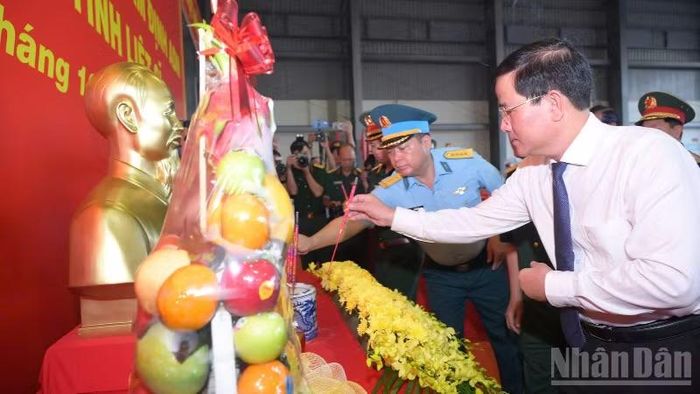 Đồng chí Trần Văn Huyến, Phó Bí thư Thành ủy Cần Thơ dâng tưởng niệm các anh hùng liệt sĩ trước khi vận chuyển, bàn giao mẫu hài cốt liệt sĩ phục vụ giám định ADN. (Ảnh: HỮU TÀI)