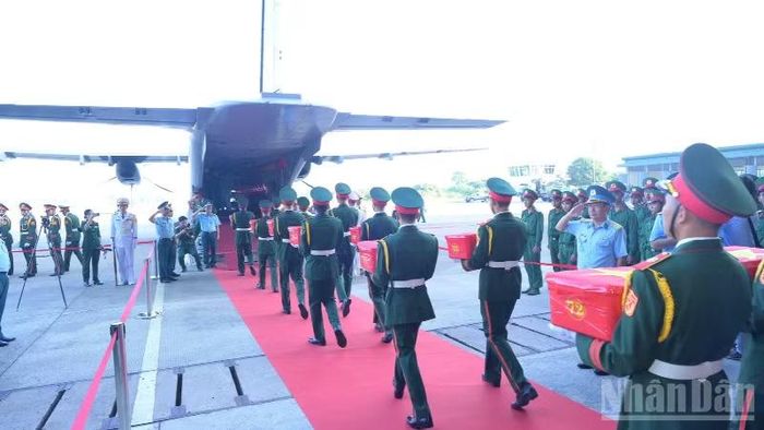 Lực lượng vũ trang Quân khu 9 vận chuyển mẫu hài cốt liệt sĩ bằng máy bay quân sự. (Ảnh: HỮU TÀI)