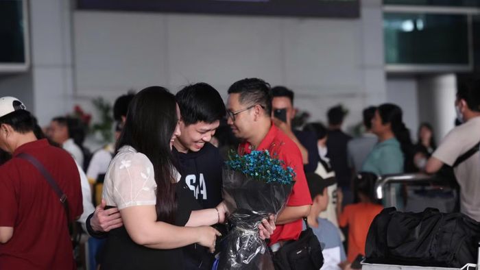 Đón kiều bào về Việt Nam tại sân bay quốc tế Tân Sơn Nhất, Thành phố Hồ Chí Minh. (Ảnh: THẾ ANH)