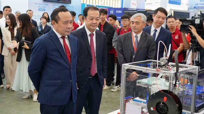 Lãnh đạo Bộ Khoa học và Công nghệ tham quan các gian hàng tại Lễ kỷ niệm hưởng ứng Ngày Chuyển đổi số quốc gia năm 2026. (Ảnh: Bộ Khoa học và Công nghệ)