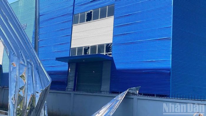 Nhiều tấm tôn bị bung sau vụ nổ. (Ảnh: Công an cung cấp)