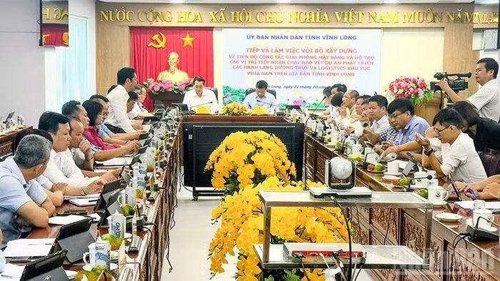 Quang cảnh buổi làm việc. (Ảnh: BÁ DŨNG)