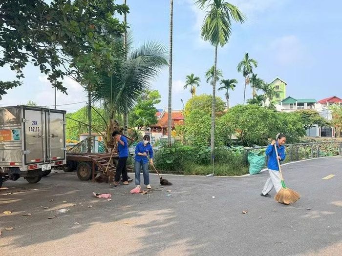 Bảo vệ môi trường nông thôn được các đoàn thể xã Ứng Thiên, thành phố Hà Nội tích cực tham gia. (Ảnh: THANH HẬU)