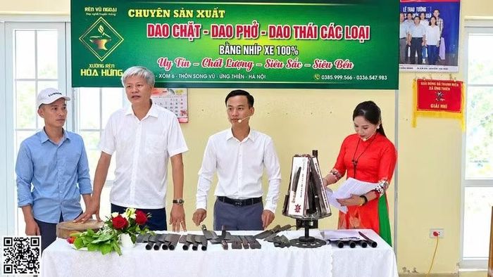 Phiên livestream quảng bá làng nghề rèn Vũ Ngoại trên fanpage Ứng Thiên Today. (Ảnh: THANH HẬU)