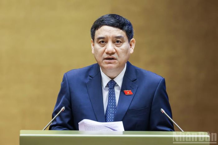 Chủ nhiệm Ủy ban Văn hóa và Xã hội Nguyễn Đắc Vinh trình bày báo cáo thẩm tra. (Ảnh: DUY LINH)