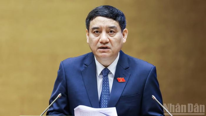 Chủ nhiệm Ủy ban Văn hóa và Xã hội Nguyễn Đắc Vinh trình bày Báo cáo thẩm tra. (Ảnh: DUY LINH)