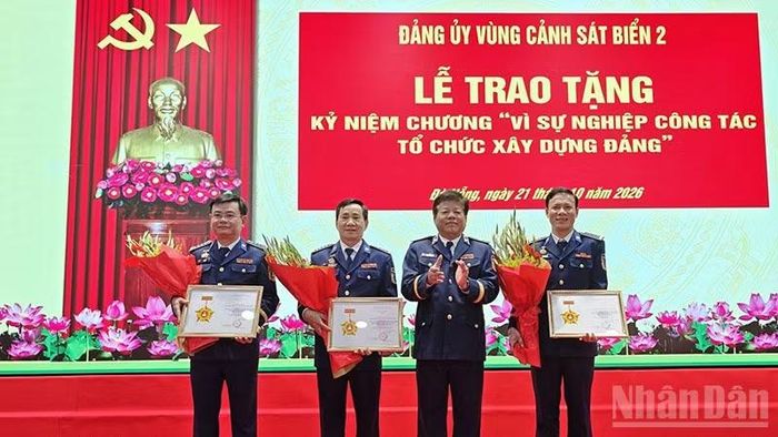 Thiếu tướng Trần Quang Tuấn trao quyết định và gắn Kỷ niệm chương. (Ảnh: Vùng Cảnh sát biển 2)