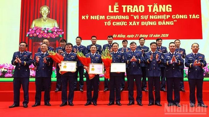 Thủ trưởng các cơ quan, đơn vị Vùng Cảnh sát biển chúc mừng các đồng chí được trao tặng Kỷ niệm chương. (Ảnh: Vùng Cảnh sát biển 2)