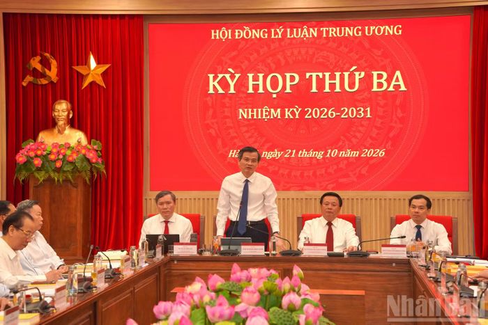 Đồng chí Đoàn Minh Huấn phát biểu chỉ đạo tại kỳ họp. (Ảnh: HẢI ĐĂNG)