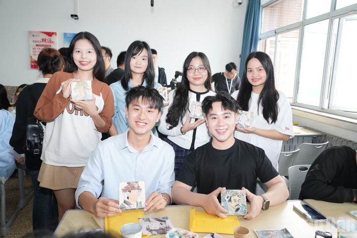 Lưu học sinh Việt Nam tại Trường đại học Sơn Tây tham dự hoạt động tô tranh Quan Công.