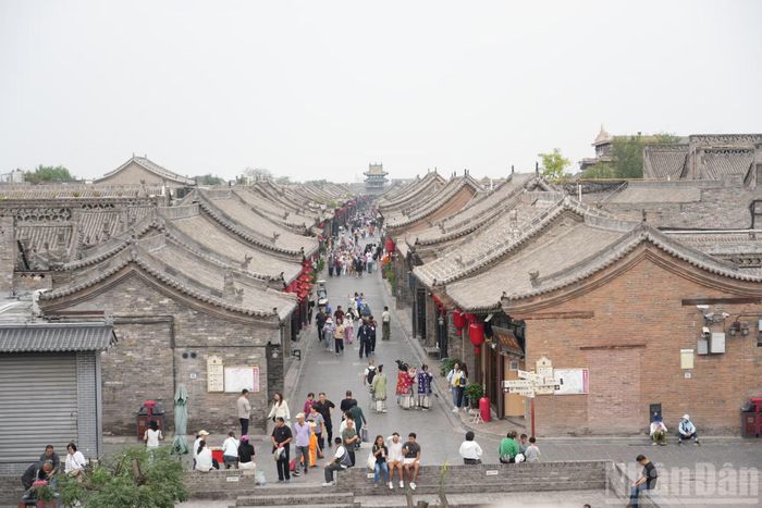 Một góc cổ trấn Bình Dao với trục giao thông chính, hai bên là những cửa hàng bán các sản phẩm truyền thống của tỉnh Sơn Tây.