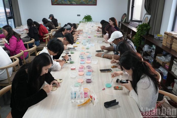 Các KOLs nước ngoài được Ban tổ chức mời tham gia hoạt động tô tranh Quan Công.