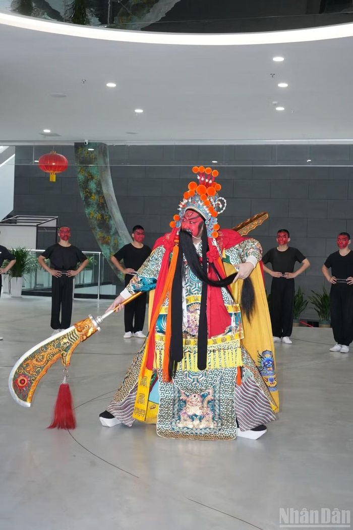 Tạo hình Quan Công qua sự thể hiện của nghệ sĩ Vũ Lăng Vân, nghệ sĩ Tấn kịch được mệnh danh là “Quan Công sống”.