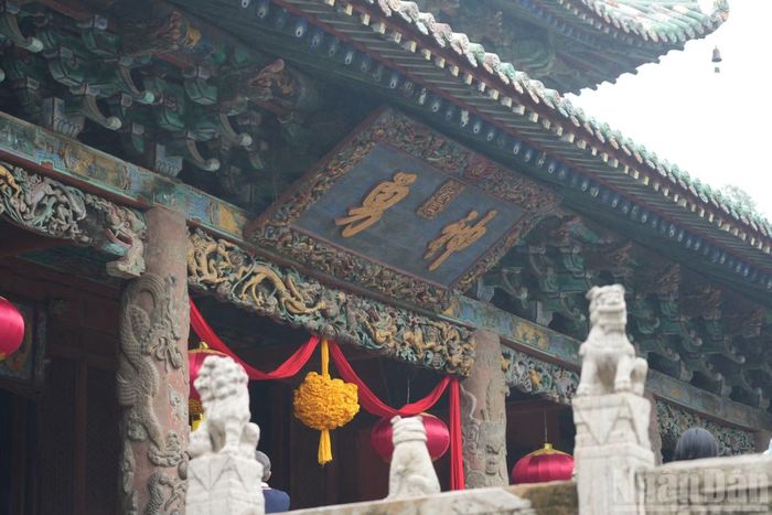 Biển "Dũng Võ", điểm check-in nổi tiếng của các nam thanh niên Trung Quốc trong Tổ miếu.