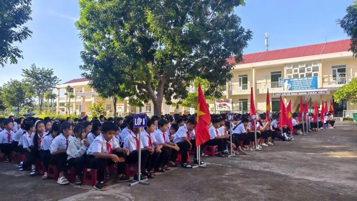 Các học sinh tham dự lễ chào cờ. (Ảnh: THANH HUỆ)