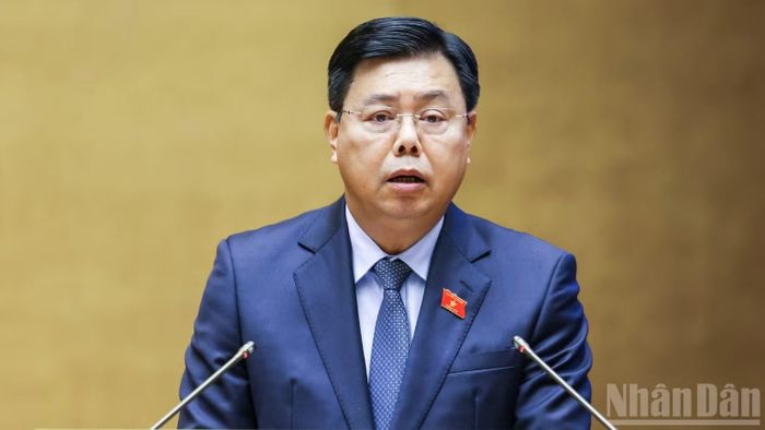 Bộ trưởng Nội vụ Nguyễn Tiến Hải trình bày Tờ trình. (Ảnh: DUY LINH)