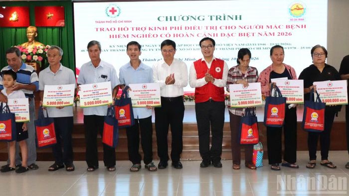 Ủy viên Dự khuyết Trung ương Đảng, Phó Chủ tịch Ủy ban nhân dân Thành phố Hồ Chí Minh Nguyễn Mạnh Cường trao hỗ trợ đến người mắc bệnh hiểm nghèo. (Ảnh: VƯƠNG LÊ)