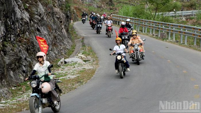 Tại chương trình, lực lượng Cảnh sát giao thông đã tuyên truyền, hướng dẫn những kỹ năng thiết thực khi điều khiển xe mô-tô, xe máy trên đường đèo. (Ảnh: KHÁNH TOÀN)