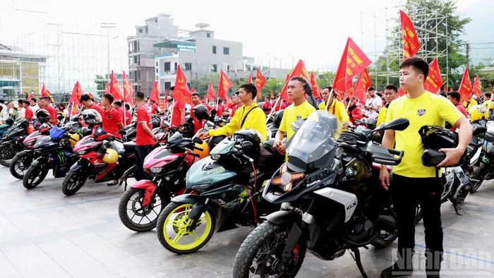 Thành viên các câu lạc bộ, đơn vị lữ hành tham dự chương trình. (Ảnh: KHÁNH TOÀN)