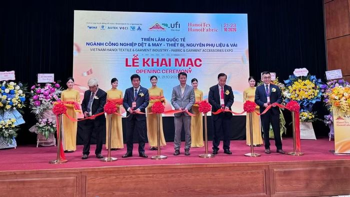 Các đại biểu cắt băng khai mạc triển lãm. (Ảnh: Ban tổ chức cung cấp)
