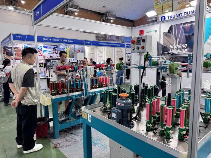 Giới thiệu máy móc, thiết bị phục vụ ngành dệt may. (Ảnh: Ban tổ chức cung cấp)