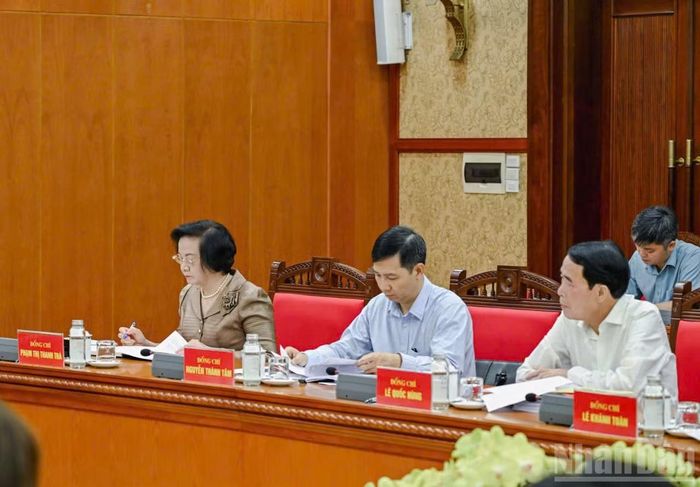 Các thành viên Ban Chỉ đạo cho ý kiến vào dự thảo Quy chế làm việc, hoàn thiện chức năng, nhiệm vụ của Ban Chỉ đạo; mối quan hệ công tác, phân công trách nhiệm các thành viên. (Ảnh: DUY LINH)