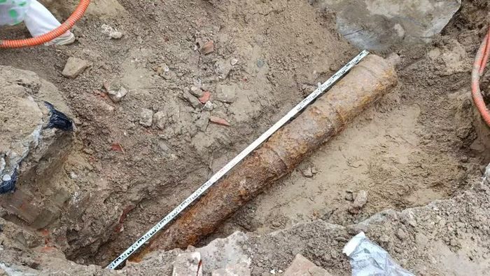 Hiện vật nằm ở độ sâu khoảng 1,5m, tại khu vực phía Đông Bắc Thành Điện Hải. (Ảnh: ĐX)