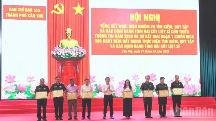 Nhiều tập thể và cá nhân được khen thưởng. (Ảnh: VĂN ÚT)