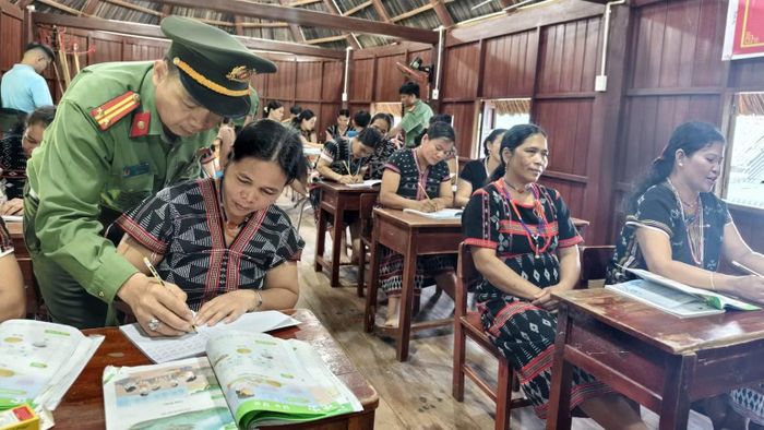 Đây là lớp học tiếng Việt đầu tiên được tổ chức cho đồng bào thôn Chơrlang, xã A Vương. (Ảnh: HỮU KHÁNH)