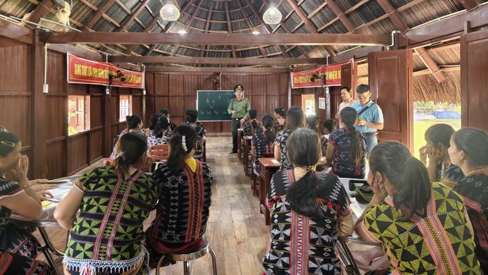 Công an xã A Vương tổ chức khai giảng lớp học tiếng Việt tại thôn Chơrlang. (Ảnh: HỮU KHÁNH)