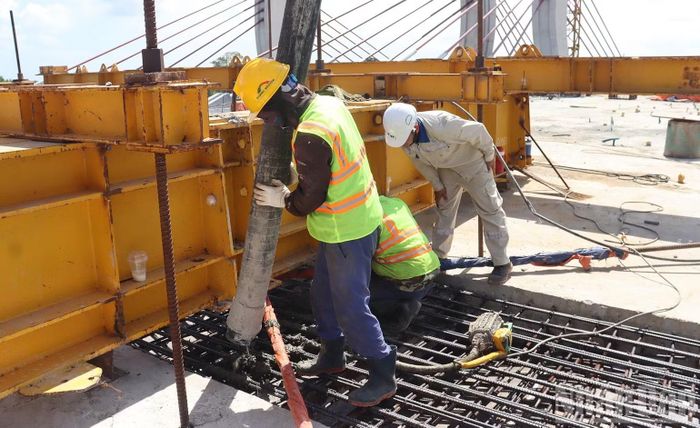 Nhịp chính cầu số 2 chính thức được hợp long. (Ảnh: HIỂN CỪ)